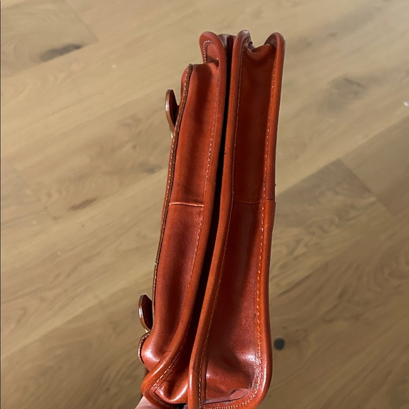 Elegant Tan Leather Messenger Bag - Picture 12 of 12